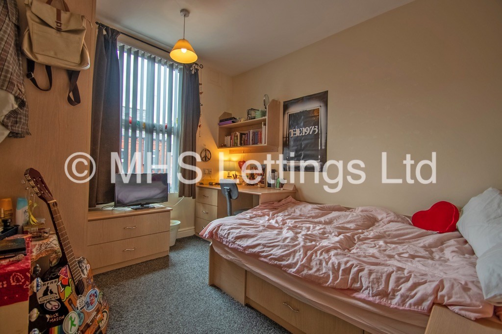 Photo of 4 Bedroom Mid Terraced House in 27 Mayville Place, Leeds, LS6 1NE