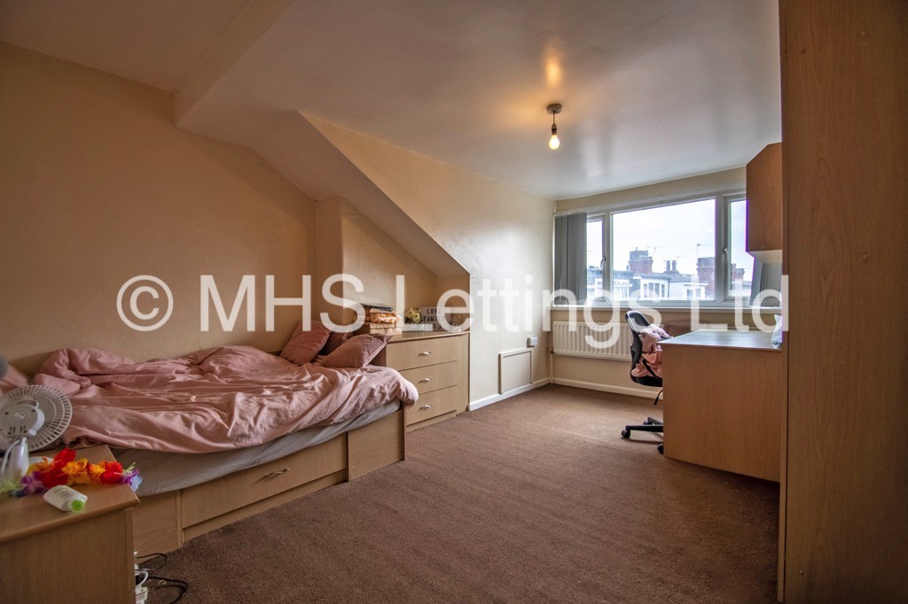 Photo of 4 Bedroom Mid Terraced House in 90 Royal Park Road, Leeds, LS6 1JJ