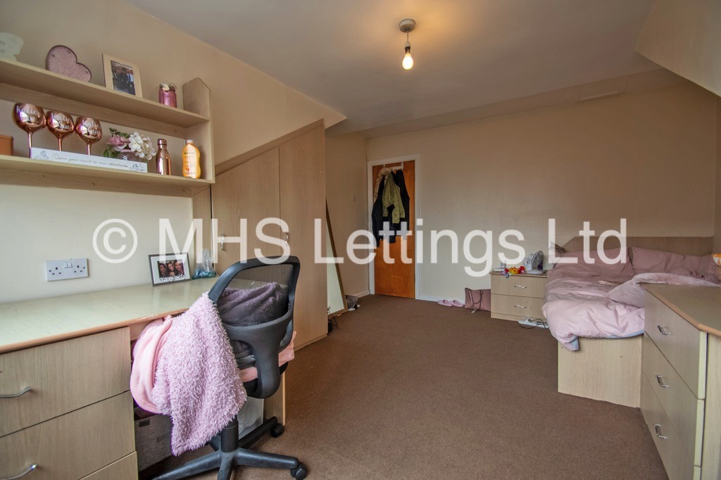 Photo of 4 Bedroom Mid Terraced House in 90 Royal Park Road, Leeds, LS6 1JJ