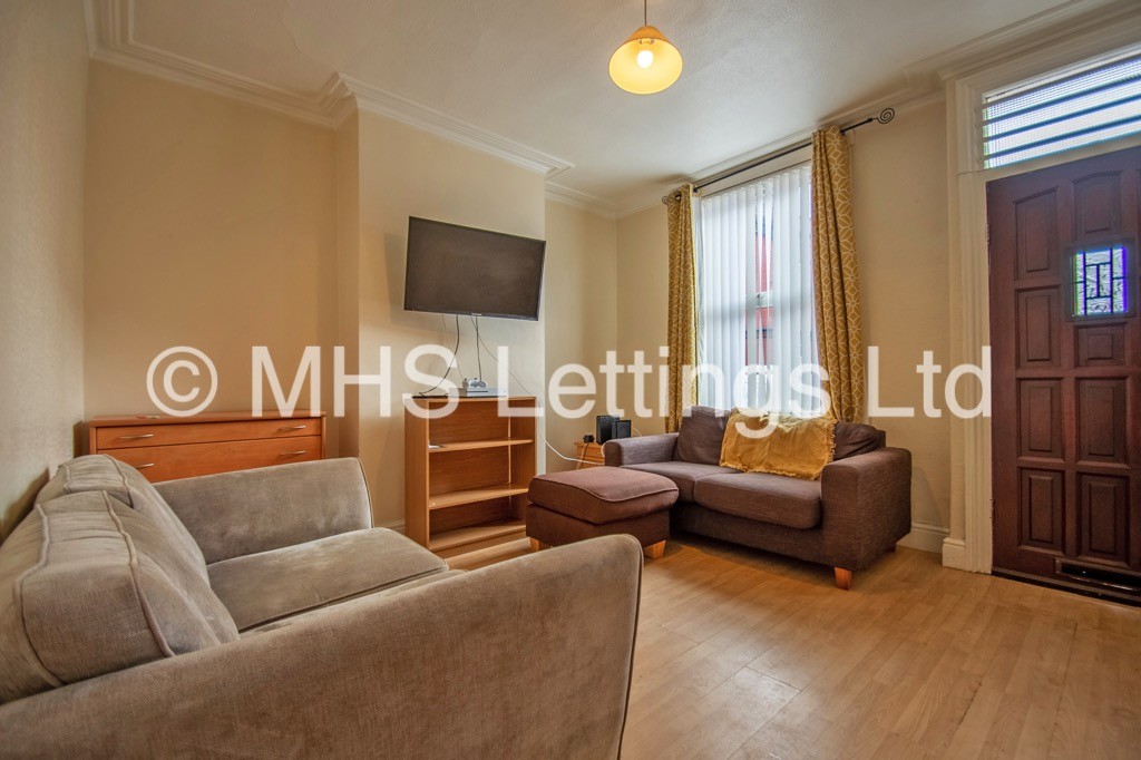 Photo of 4 Bedroom Mid Terraced House in 90 Royal Park Road, Leeds, LS6 1JJ