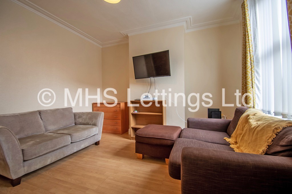 Photo of 4 Bedroom Mid Terraced House in 90 Royal Park Road, Leeds, LS6 1JJ