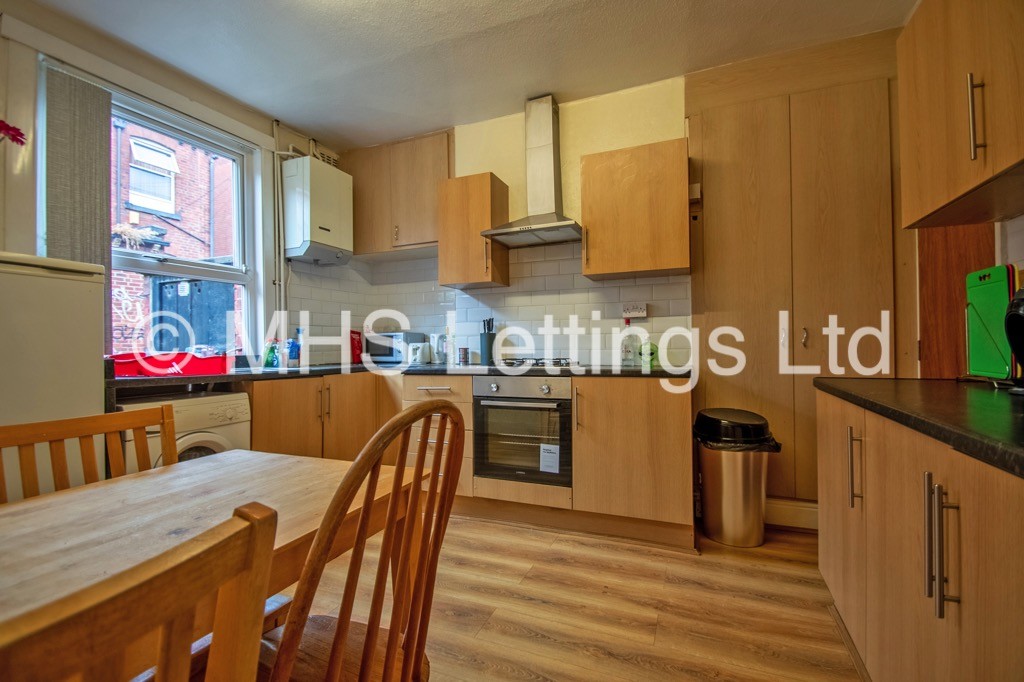Photo of 4 Bedroom Mid Terraced House in 90 Royal Park Road, Leeds, LS6 1JJ