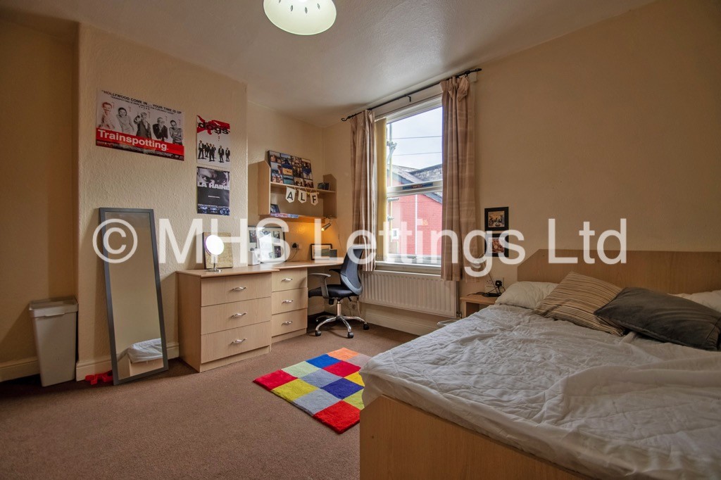 Photo of 4 Bedroom Mid Terraced House in 90 Royal Park Road, Leeds, LS6 1JJ