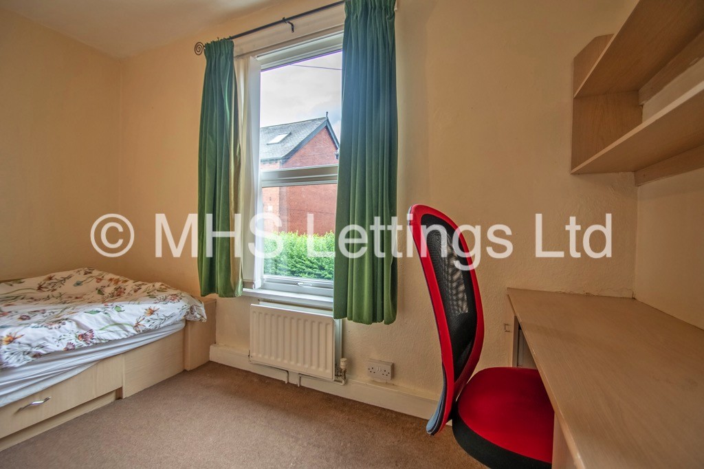 Photo of 4 Bedroom Mid Terraced House in 90 Royal Park Road, Leeds, LS6 1JJ