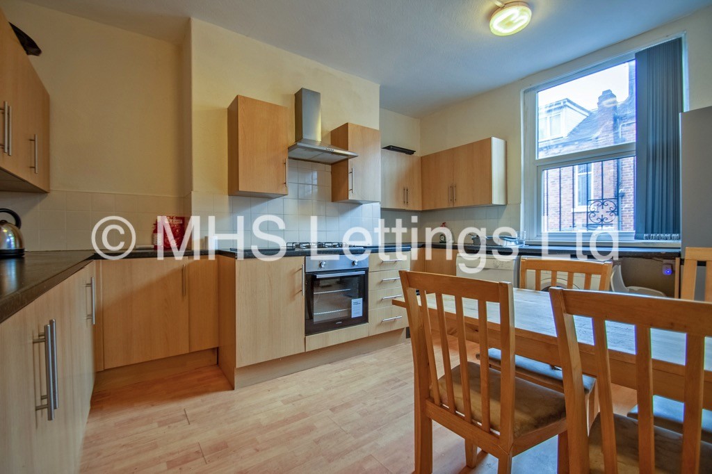 Photo of 4 Bedroom Mid Terraced House in 12 Norwood Grove, Leeds, LS6 1DT