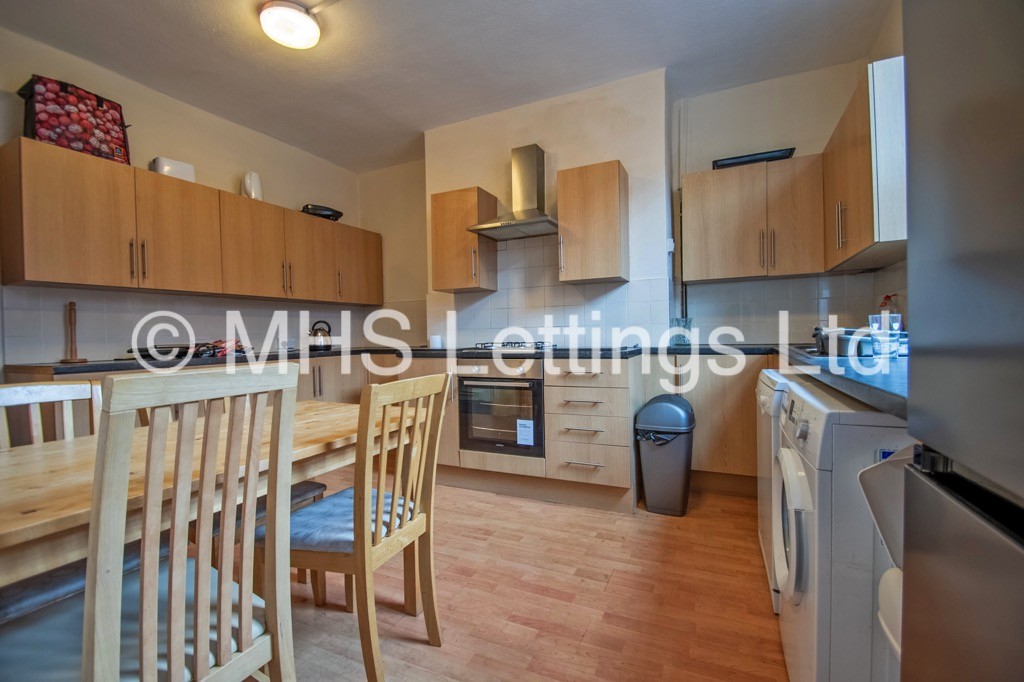 Photo of 4 Bedroom Mid Terraced House in 12 Norwood Grove, Leeds, LS6 1DT