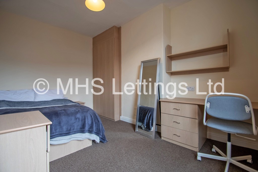 Photo of 4 Bedroom Mid Terraced House in 12 Norwood Grove, Leeds, LS6 1DT