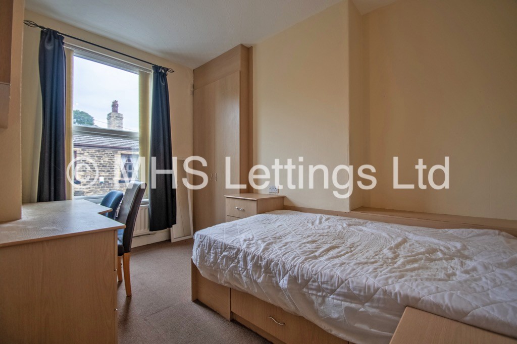 Photo of 4 Bedroom Mid Terraced House in 12 Norwood Grove, Leeds, LS6 1DT