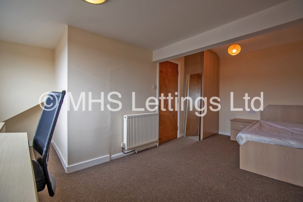 Photo of 4 Bedroom Mid Terraced House in 12 Norwood Grove, Leeds, LS6 1DT