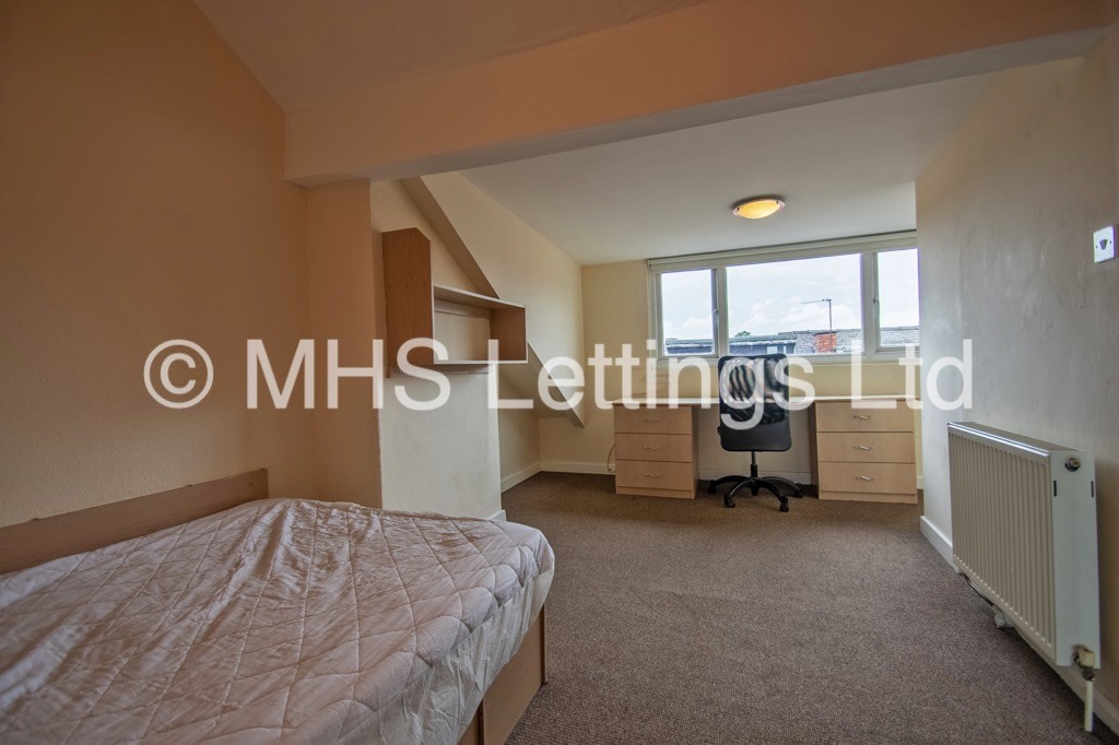 Photo of 4 Bedroom Mid Terraced House in 12 Norwood Grove, Leeds, LS6 1DT