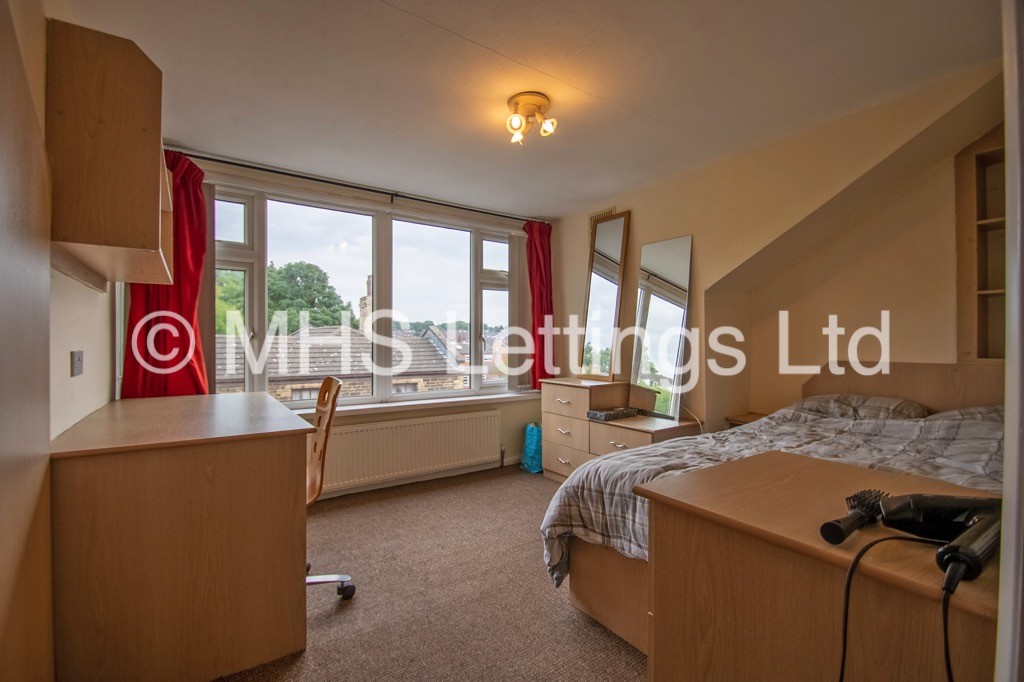 Photo of 4 Bedroom Mid Terraced House in 12 Norwood Grove, Leeds, LS6 1DT