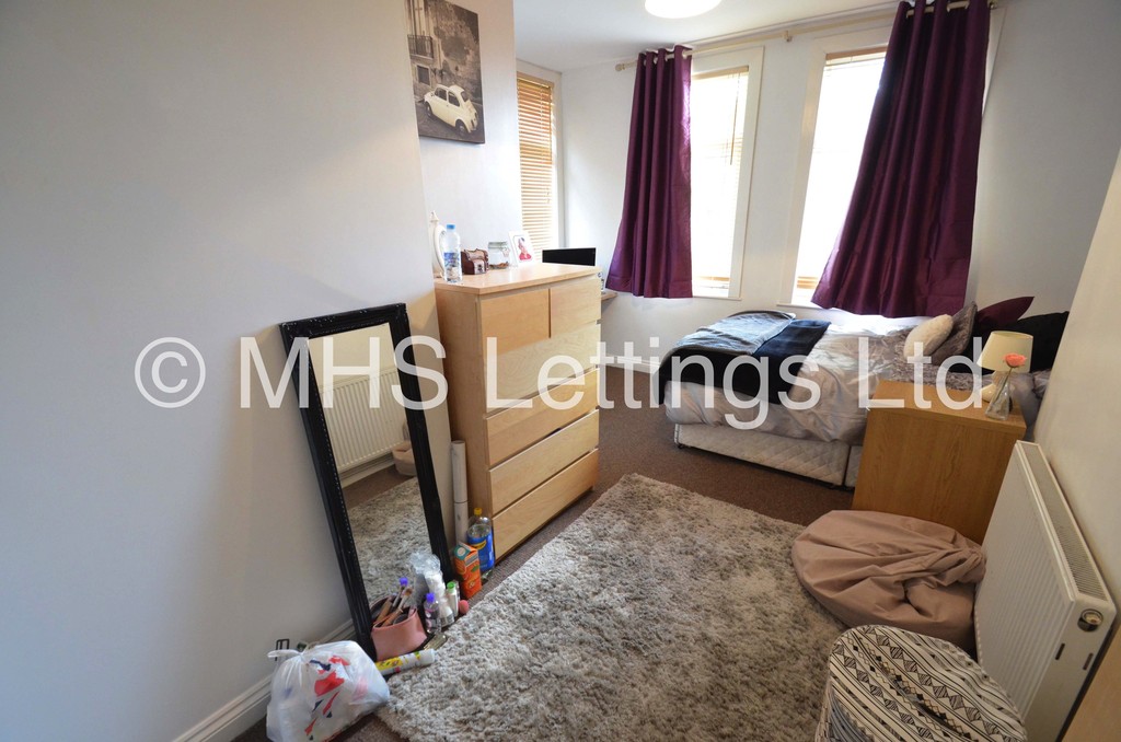 Photo of 6 Bedroom Mid Terraced House in 44 Hartley Avenue, Leeds, LS6 2LP