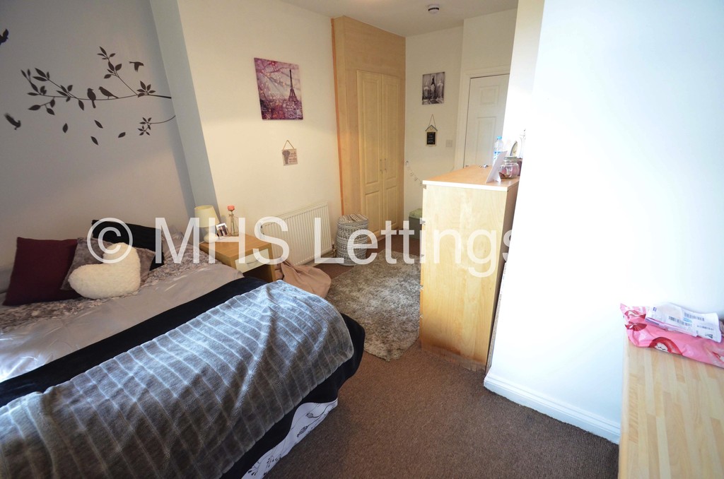 Photo of 6 Bedroom Mid Terraced House in 44 Hartley Avenue, Leeds, LS6 2LP