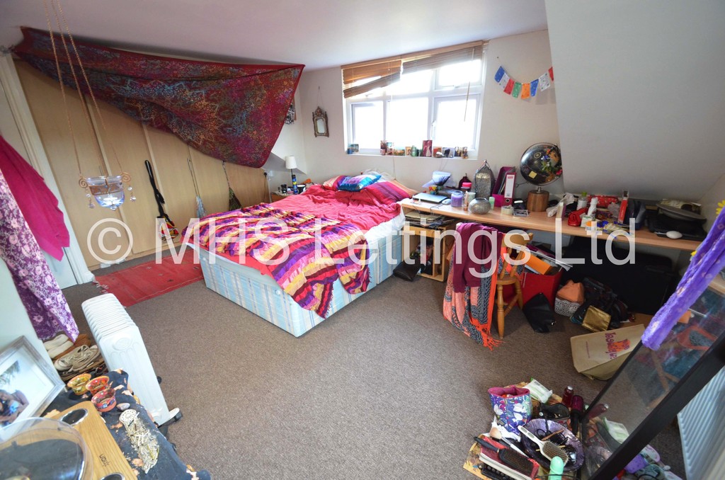 Photo of 6 Bedroom Mid Terraced House in 44 Hartley Avenue, Leeds, LS6 2LP