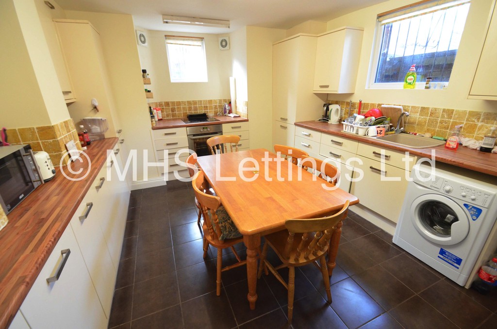 Photo of 6 Bedroom Mid Terraced House in 44 Hartley Avenue, Leeds, LS6 2LP