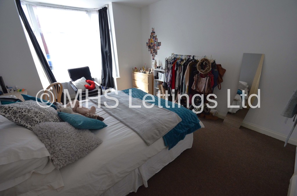 Photo of 6 Bedroom Mid Terraced House in 44 Hartley Avenue, Leeds, LS6 2LP