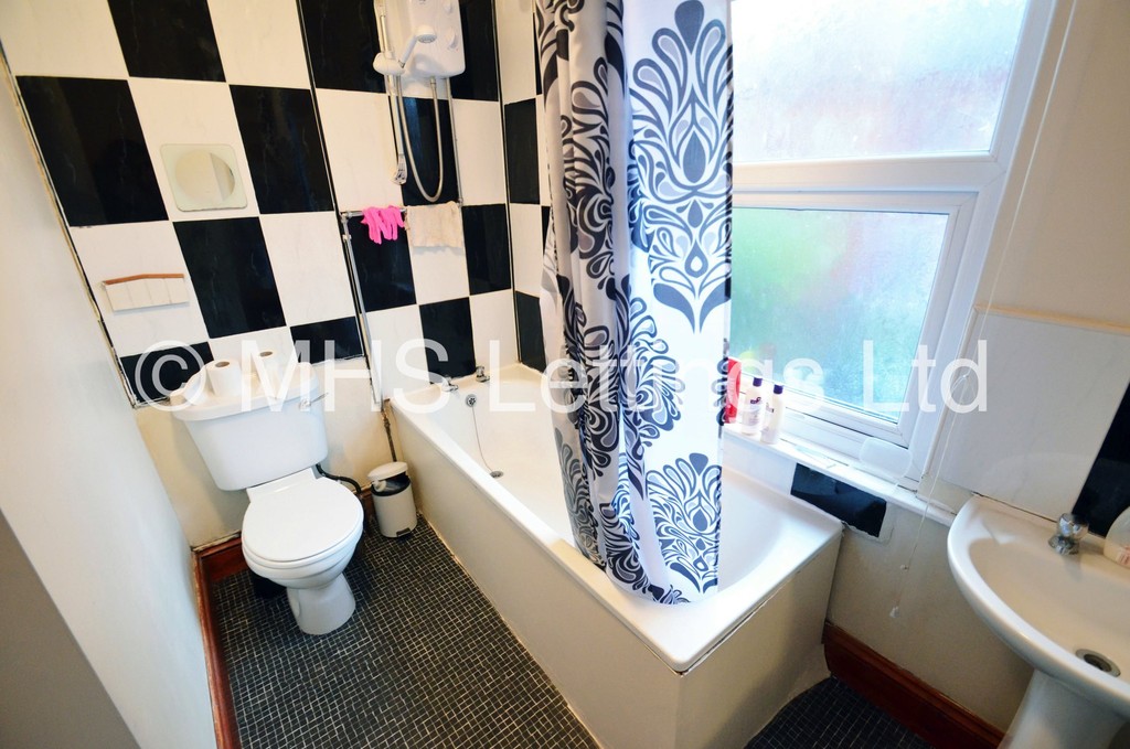 Photo of 6 Bedroom Mid Terraced House in 97 Brudenell Road, Leeds, LS6 1JD