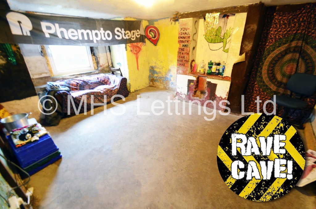Photo of 6 Bedroom Mid Terraced House in 97 Brudenell Road, Leeds, LS6 1JD