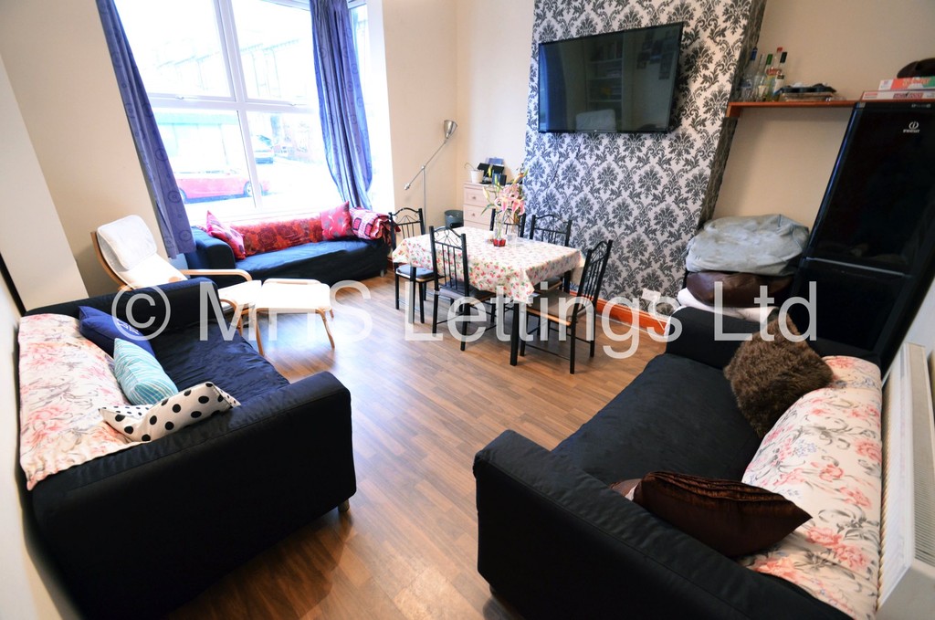 Photo of 6 Bedroom Mid Terraced House in 97 Brudenell Road, Leeds, LS6 1JD