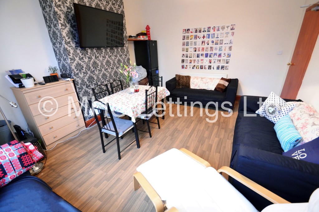Photo of 6 Bedroom Mid Terraced House in 97 Brudenell Road, Leeds, LS6 1JD