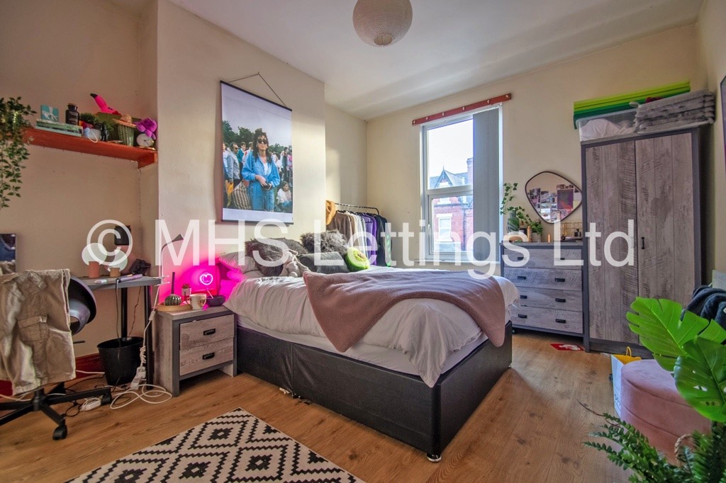 Photo of 6 Bedroom Mid Terraced House in 97 Brudenell Road, Leeds, LS6 1JD