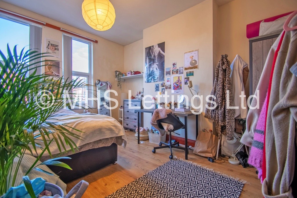 Photo of 6 Bedroom Mid Terraced House in 97 Brudenell Road, Leeds, LS6 1JD