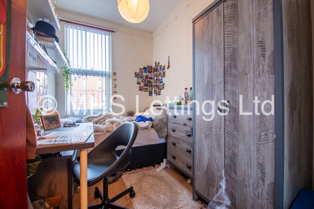 Photo of 6 Bedroom Mid Terraced House in 97 Brudenell Road, Leeds, LS6 1JD