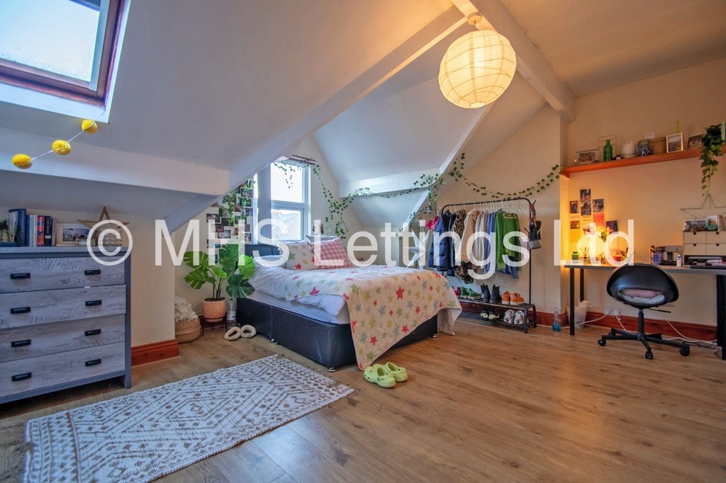 Photo of 6 Bedroom Mid Terraced House in 97 Brudenell Road, Leeds, LS6 1JD