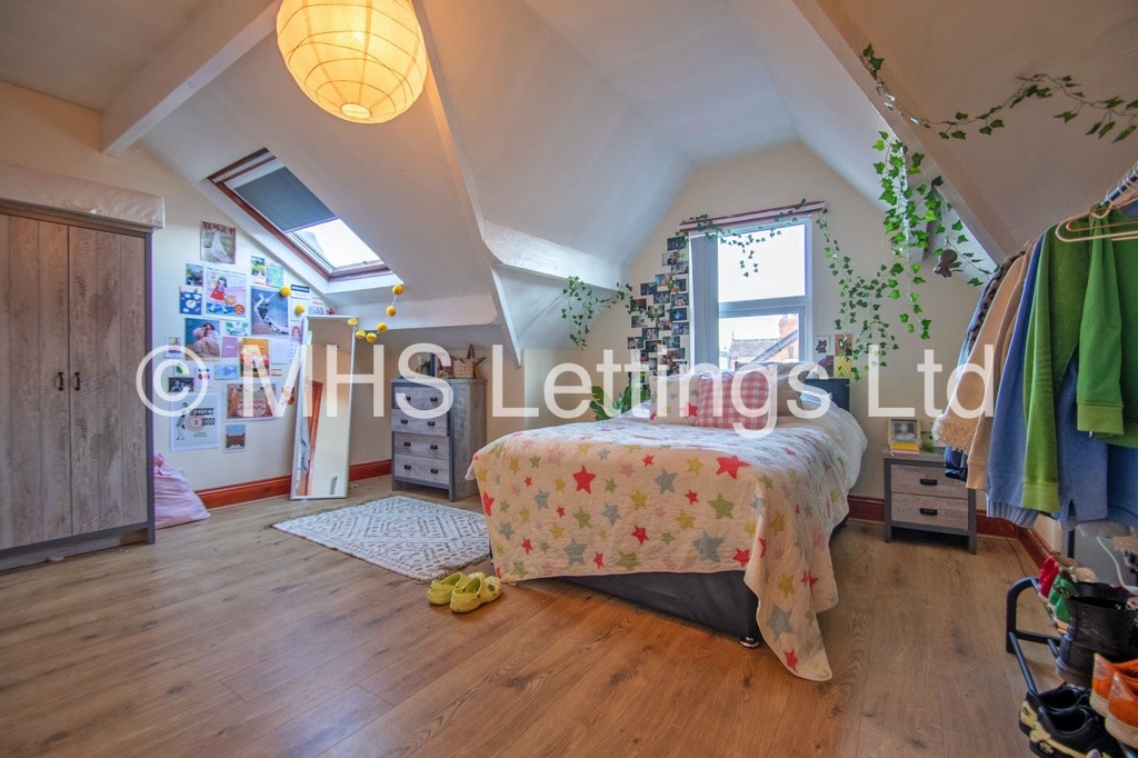 Photo of 6 Bedroom Mid Terraced House in 97 Brudenell Road, Leeds, LS6 1JD