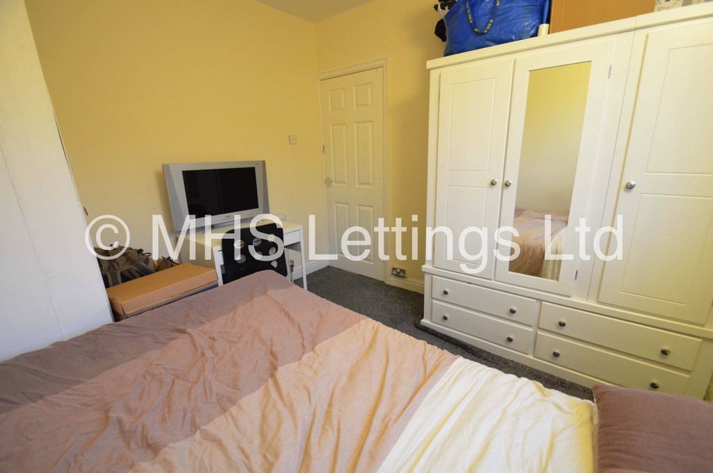 Photo of 2 Bedroom Mid Terraced House in 27 Park View Avenue, Leeds, LS4 2LH