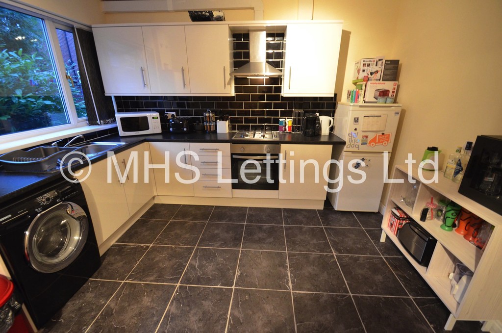 Photo of 2 Bedroom Mid Terraced House in 27 Park View Avenue, Leeds, LS4 2LH