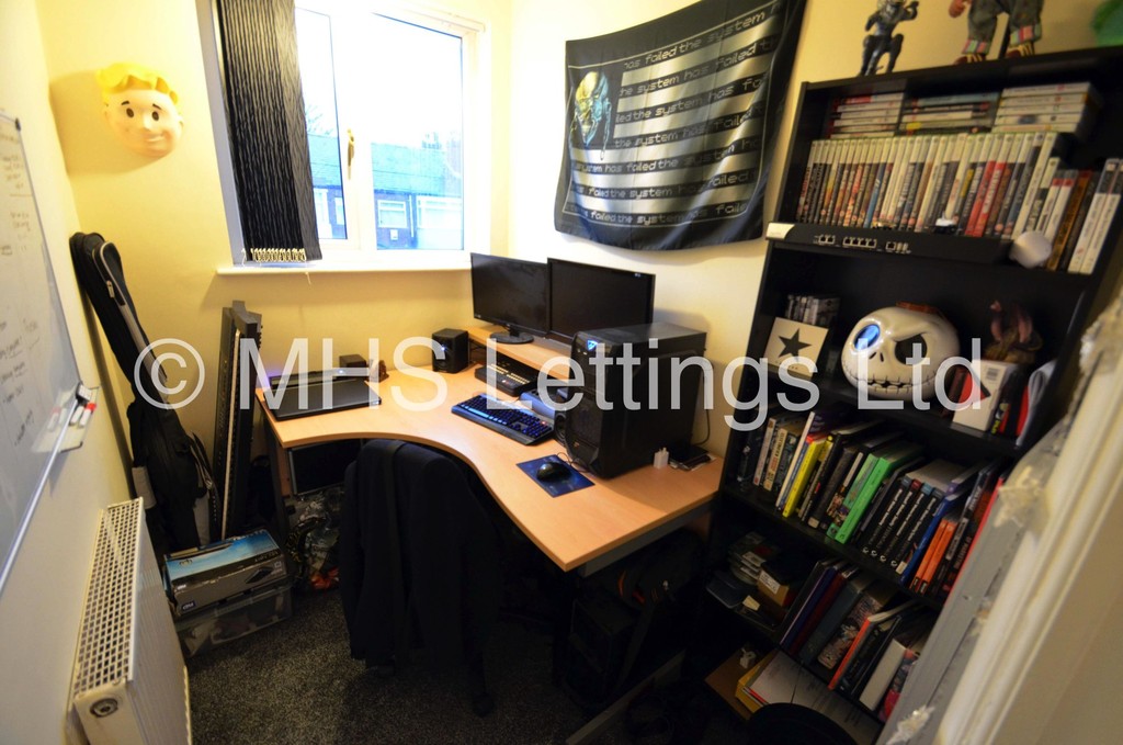 Photo of 2 Bedroom Mid Terraced House in 27 Park View Avenue, Leeds, LS4 2LH
