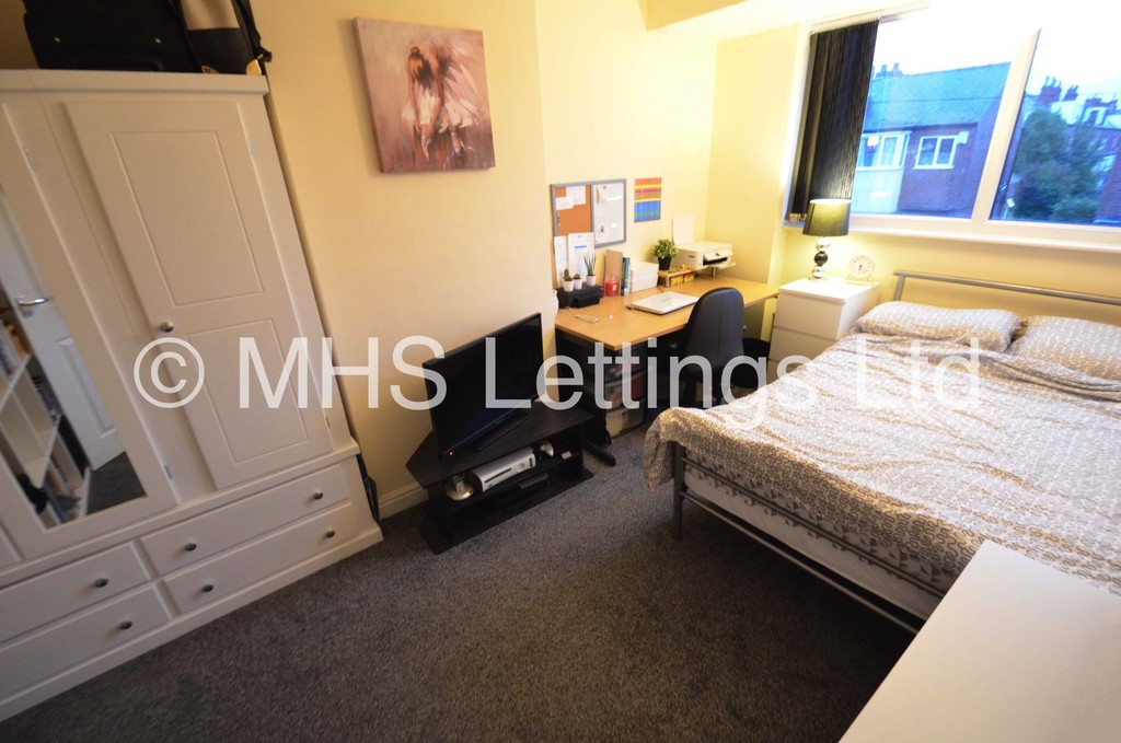 Photo of 2 Bedroom Mid Terraced House in 27 Park View Avenue, Leeds, LS4 2LH