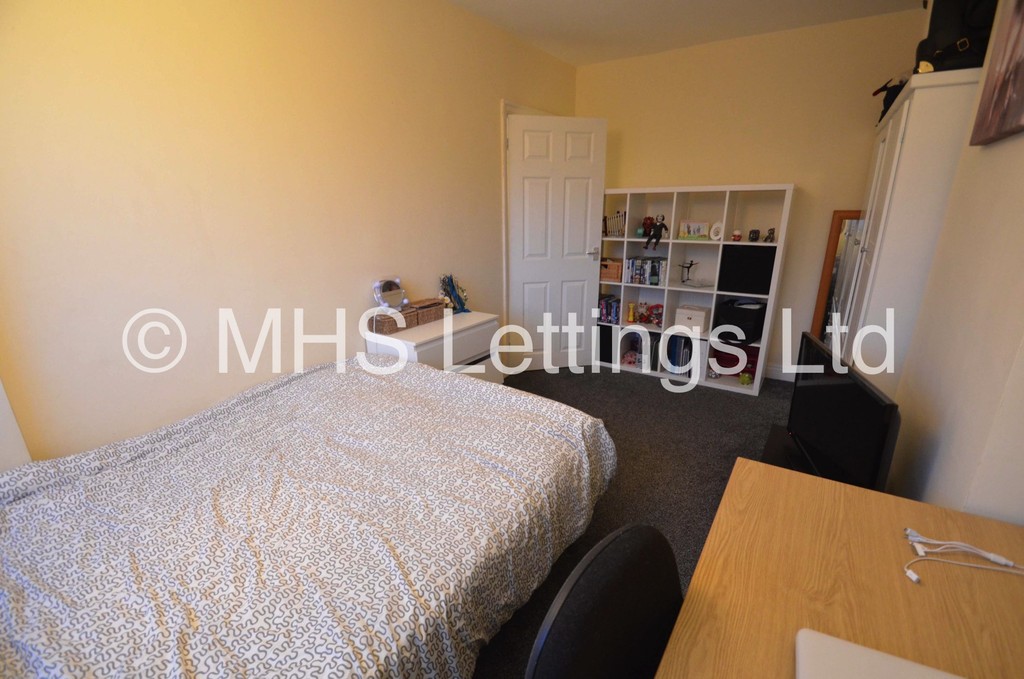 Photo of 2 Bedroom Mid Terraced House in 27 Park View Avenue, Leeds, LS4 2LH