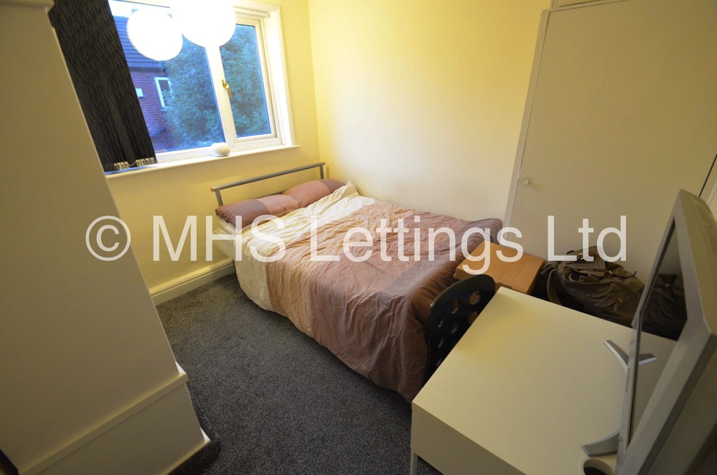 Photo of 2 Bedroom Mid Terraced House in 27 Park View Avenue, Leeds, LS4 2LH