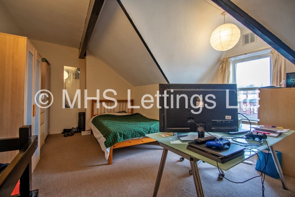 Photo of 3 Bedroom Mid Terraced House in 7 Hessle Street, Leeds, LS6 1EL
