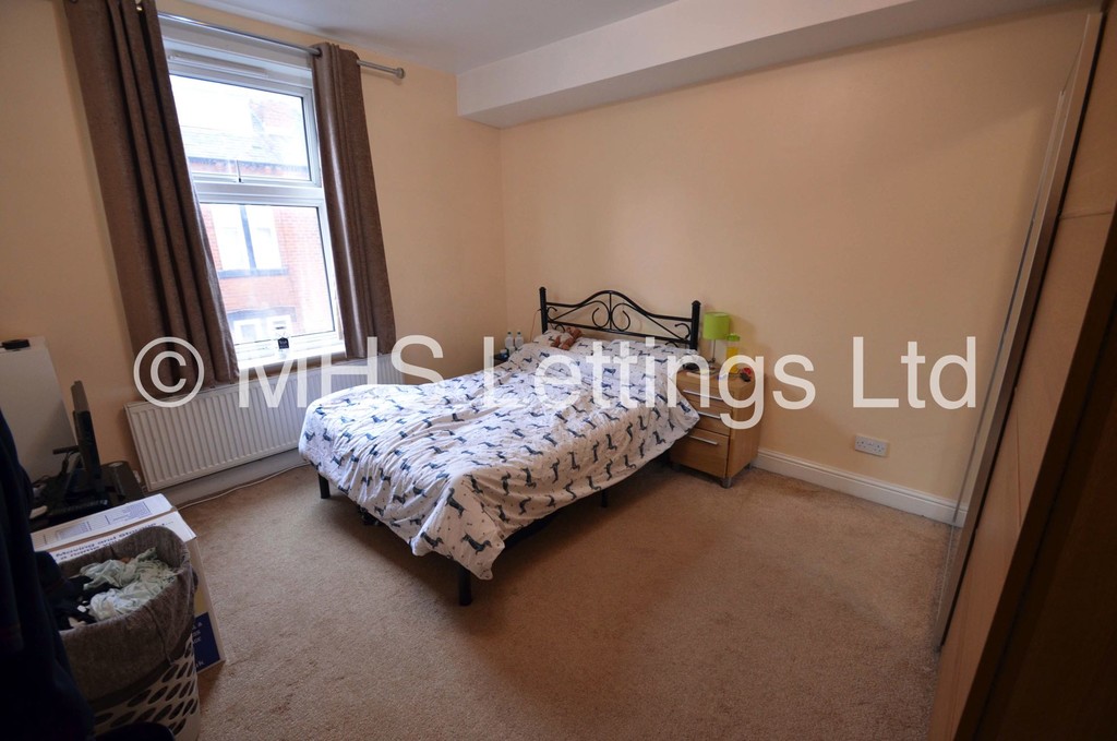 Photo of 2 Bedroom Mid Terraced House in 4 Autumn Place, Leeds, LS6 1RJ