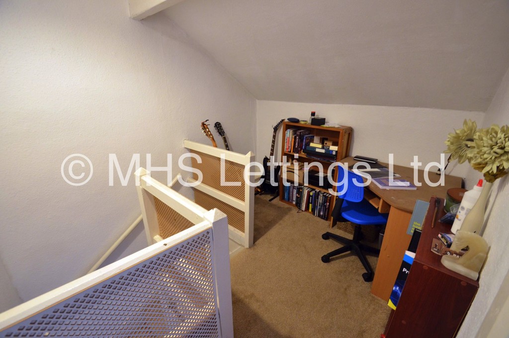 Photo of 2 Bedroom Mid Terraced House in 4 Autumn Place, Leeds, LS6 1RJ