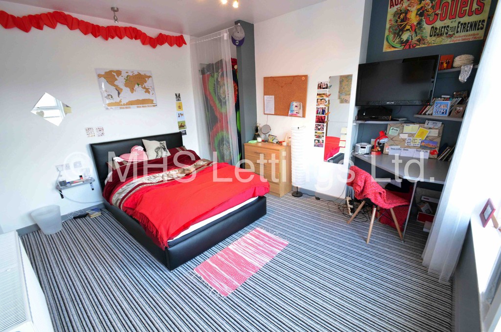 Photo of 7 Bedroom Semi-Detached House in 145 Brudenell Road, Leeds, LS6 1LS