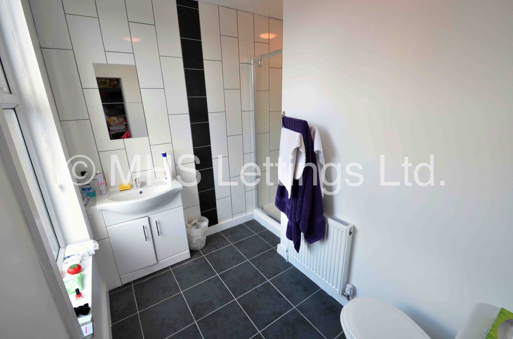 Photo of 7 Bedroom Semi-Detached House in 145 Brudenell Road, Leeds, LS6 1LS