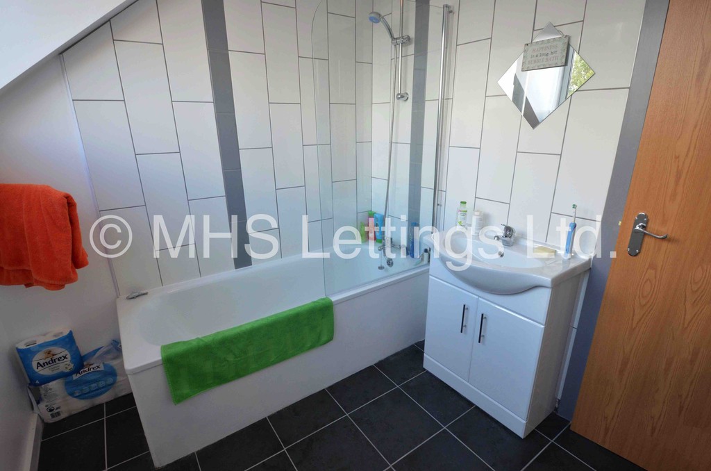 Photo of 7 Bedroom Semi-Detached House in 145 Brudenell Road, Leeds, LS6 1LS