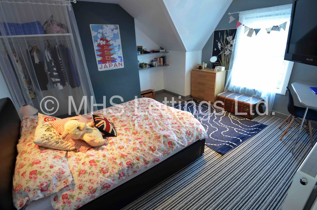 Photo of 7 Bedroom Semi-Detached House in 145 Brudenell Road, Leeds, LS6 1LS