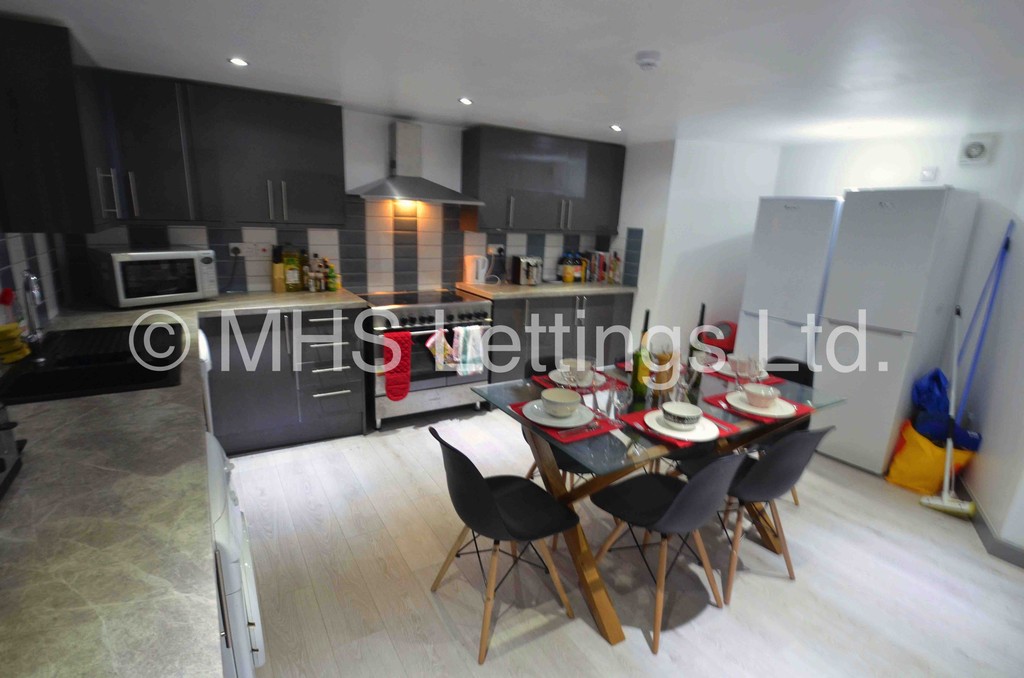 Photo of 7 Bedroom Semi-Detached House in 145 Brudenell Road, Leeds, LS6 1LS