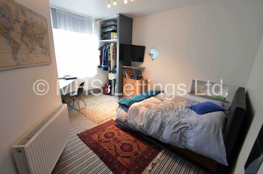 Photo of 7 Bedroom Semi-Detached House in 145 Brudenell Road, Leeds, LS6 1LS