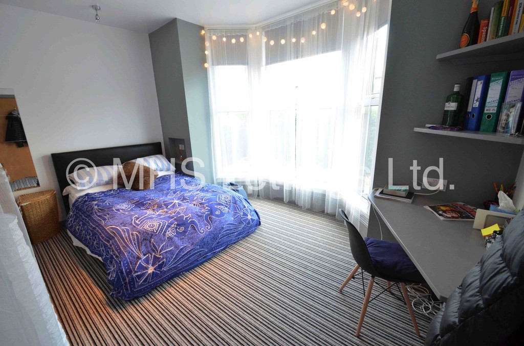 Photo of 7 Bedroom Semi-Detached House in 145 Brudenell Road, Leeds, LS6 1LS