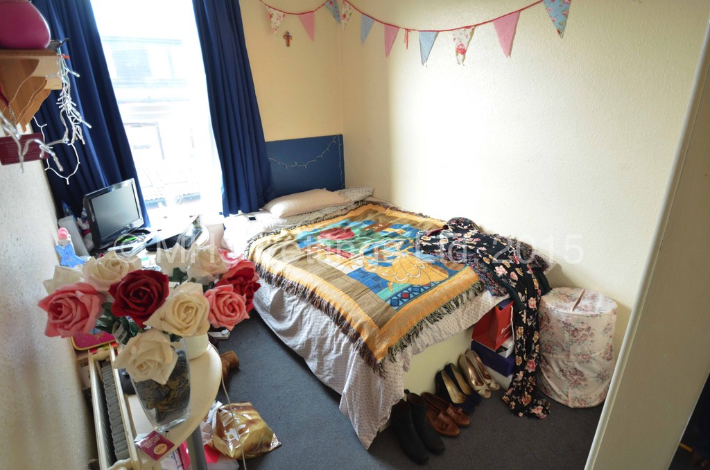 Photo of 4 Bedroom Mid Terraced House in 14 Mayville Street, Leeds, LS6 1ND