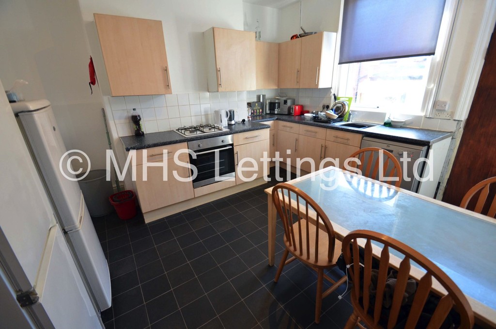 Photo of 4 Bedroom Mid Terraced House in 14 Mayville Street, Leeds, LS6 1ND