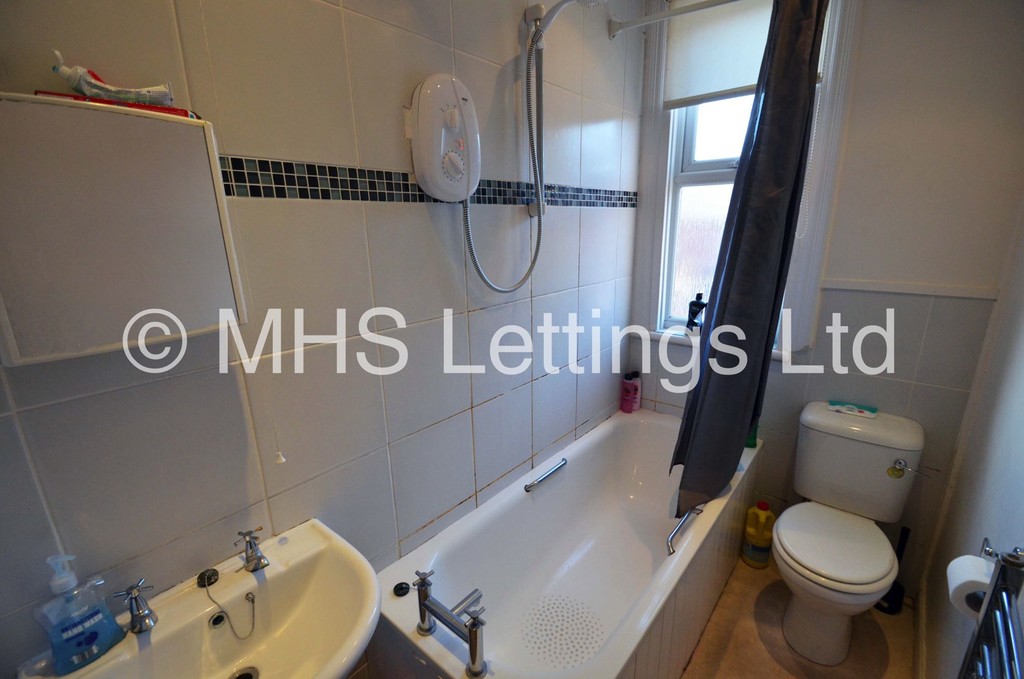 Photo of 4 Bedroom Mid Terraced House in 14 Mayville Street, Leeds, LS6 1ND