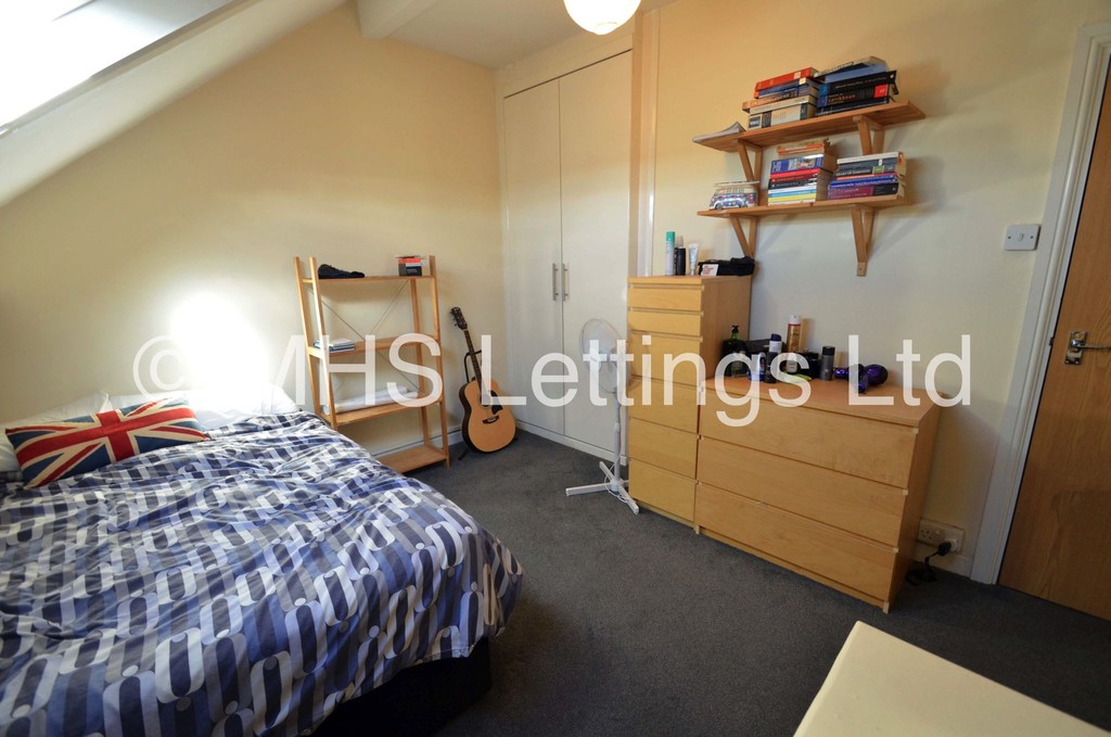 Photo of 4 Bedroom Mid Terraced House in 14 Mayville Street, Leeds, LS6 1ND