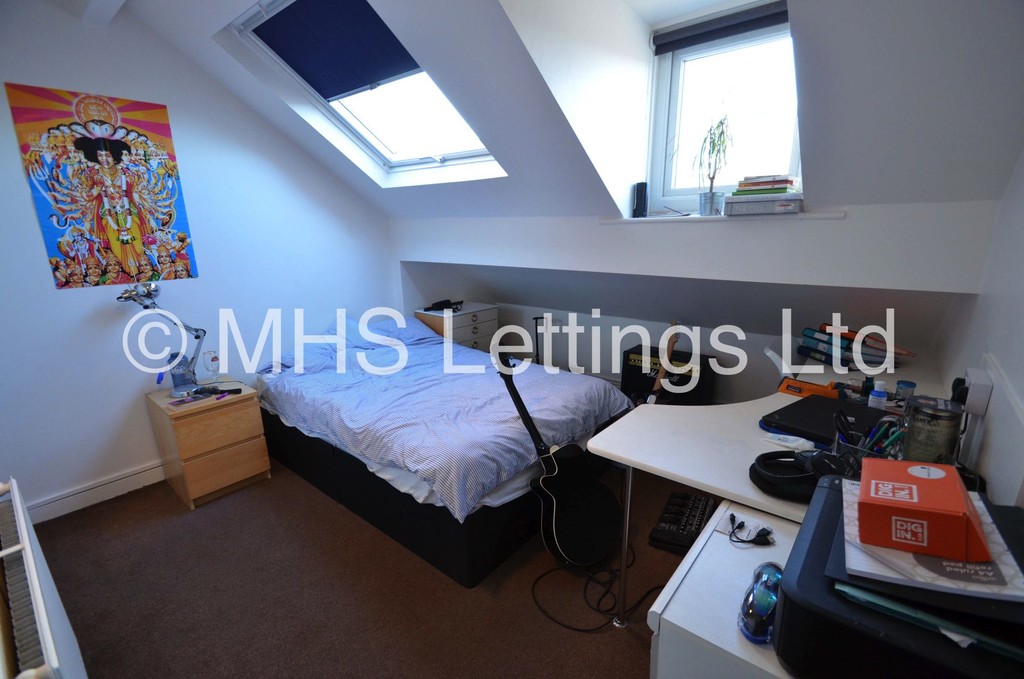 Photo of 4 Bedroom Mid Terraced House in 14 Mayville Street, Leeds, LS6 1ND